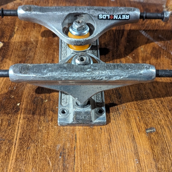 2 sets of wheels with bearings and 1 set of trucks - Picture 2 of 5